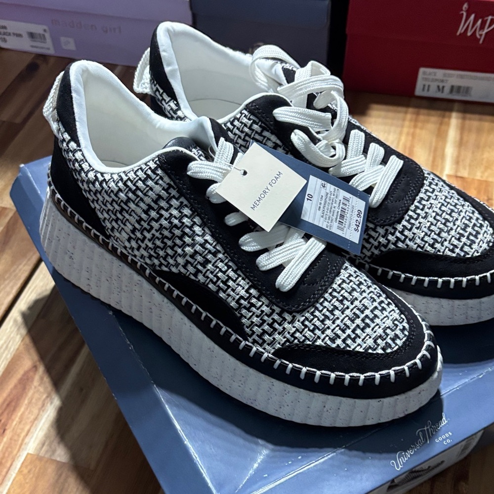 Universal Thread Black and White Persephone Sneakers